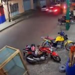 Vídeo: Motociclista é arremessado por carro que fugia da polícia,