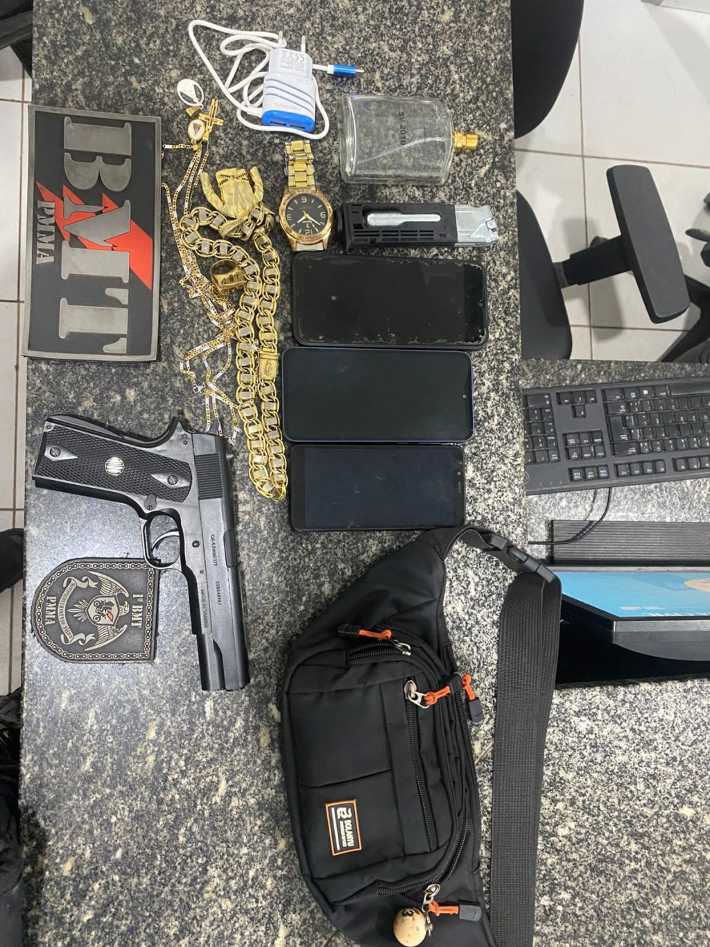 Vídeo: Polícia Militar apreende simulacro de arma de fogo durante