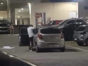 Vídeo: homem é flagrado agredindo sua companheira dentro de carro