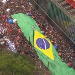 Vídeos: Com imensa bandeira do Brasil, manifestantes protestam contra PEC