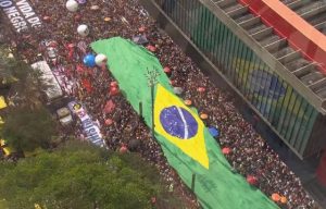 Vídeos: Com imensa bandeira do Brasil, manifestantes protestam contra PEC
