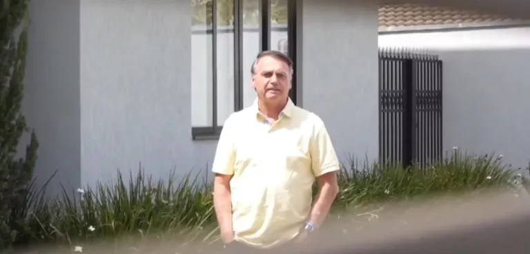 Vizinhos de Bolsonaro comemoram prisão com churrasco e Zap do