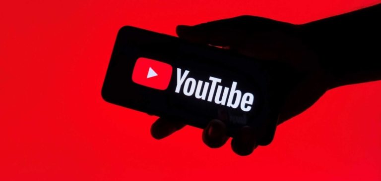 YouTube vai permitir que criadores banidos por desinformação retornem à