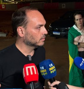 filhos de Bolsonaro fazem vigília enquanto STF reforça segurança –