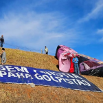 manifestantes de Brasília erguem boneco de Bolsonaro em protesto e