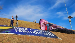 manifestantes de Brasília erguem boneco de Bolsonaro em protesto e