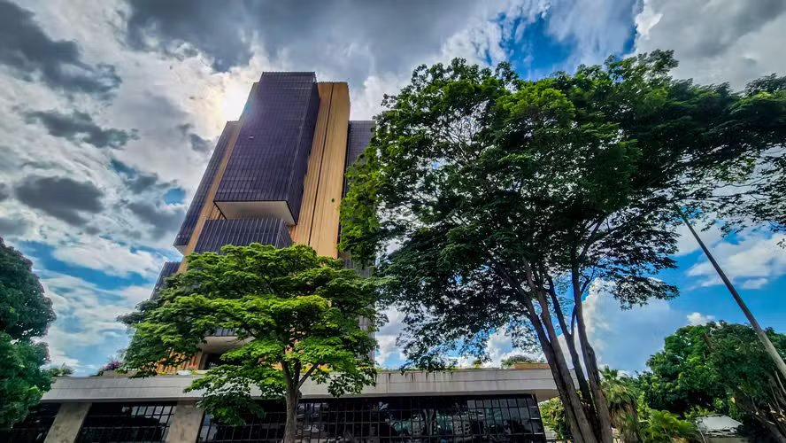 mercado ajusta projeções e prevê alta do PIB e queda