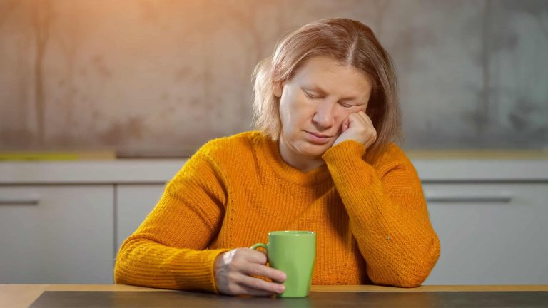 6 sintomas que você acha que são só cansaço, mas