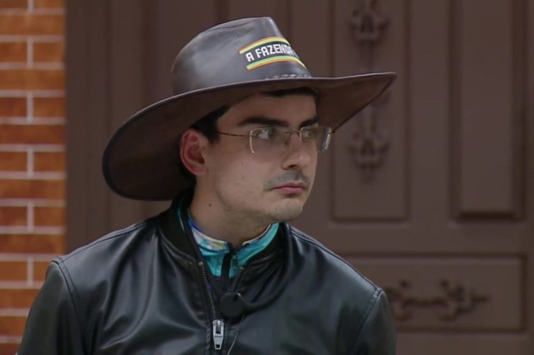 A Fazenda 17: Shia Phoenix tenta aproximação de Dudu Camargo