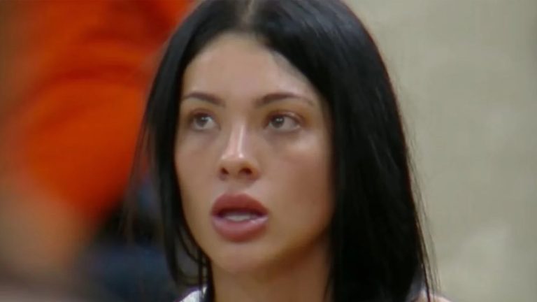 A Fazenda 17: Traição? Namorada de Belo tem intimidade com