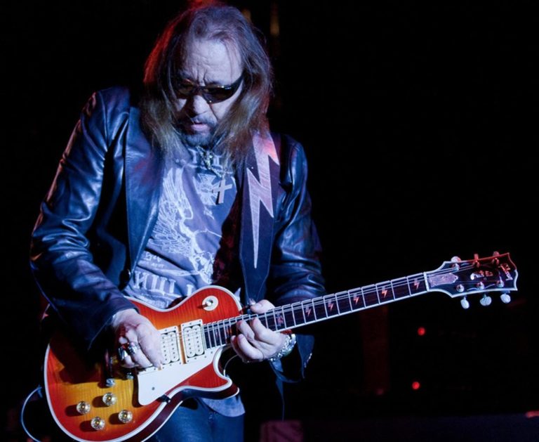Ace Frehley, cofundador do Kiss, morre após queda