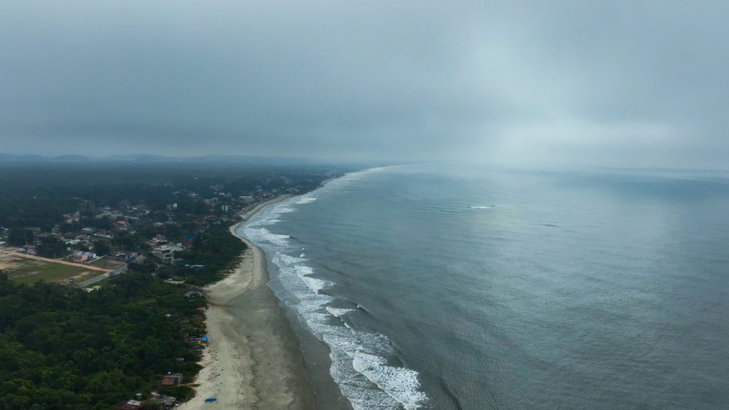 Alargamento de praia em Itapoá desafia Balneário Camboriú