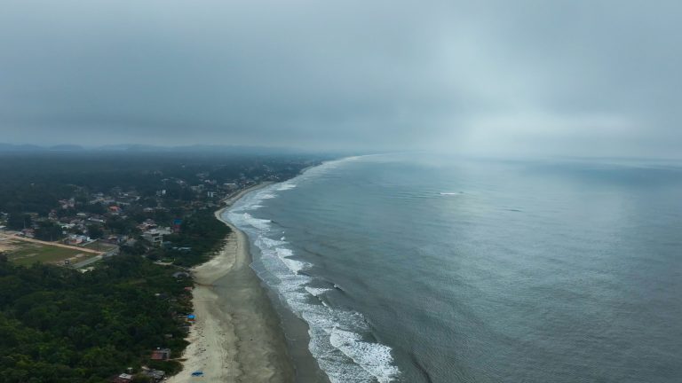 Alargamento de praia em Itapoá desafia Balneário Camboriú