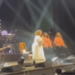 Alcione homenageia Alexandre de Moraes em show e plateia celebra: