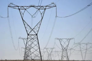 Aneel mantém bandeira vermelha 1 em novembro e tarifa extra