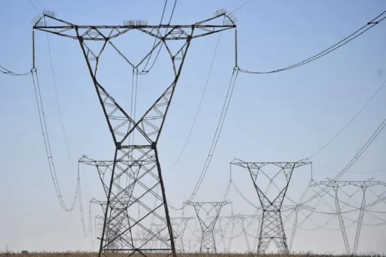 Aneel mantém bandeira vermelha 1 em novembro e tarifa extra