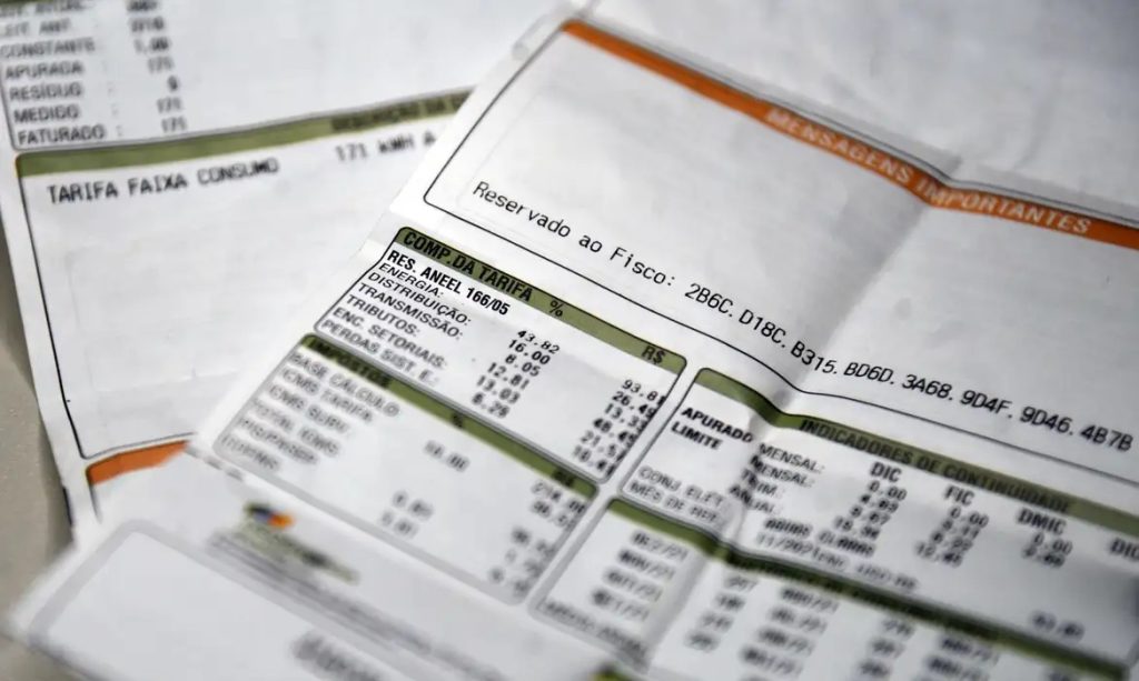 Aneel mantém cobrança extra na conta de luz para novembro