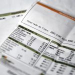 Aneel mantém cobrança extra na conta de luz para novembro