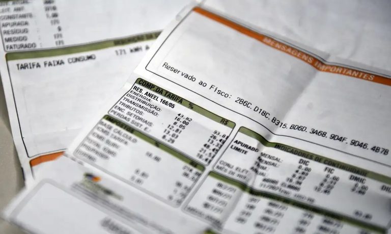 Aneel mantém cobrança extra na conta de luz para novembro