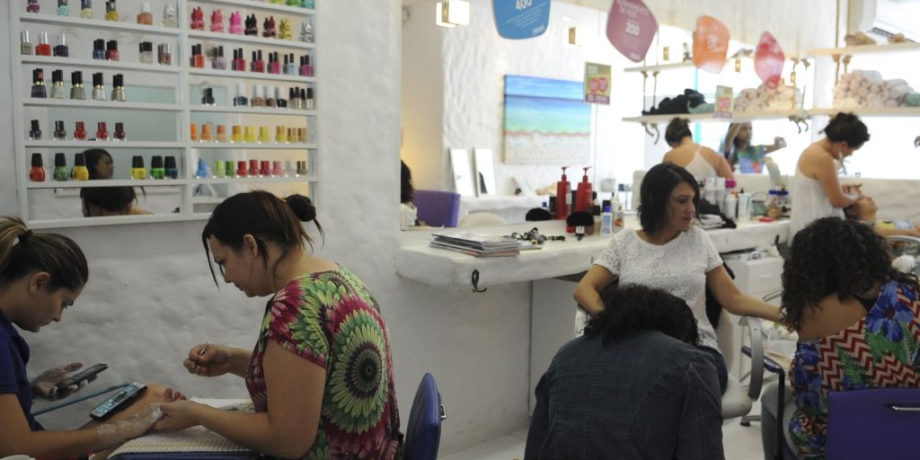 Anvisa proíbe duas substâncias utilizadas em produtos para unhas