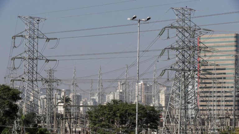 Apagão atinge 9 estados e o DF após incêndio em