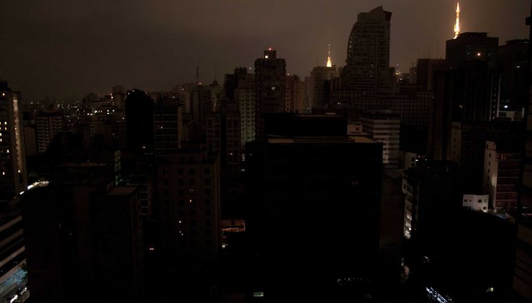 Apagão deixou nove estados sem luz durante a madrugada; governo