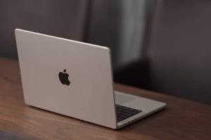 Apple rompe tradição e prepara primeiro MacBook com tela sensível