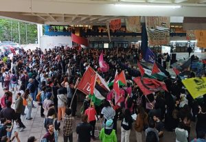 Ato reúne estudantes, professores e parlamentares contra ataques de extrema-direita