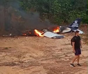 Avião de pequeno porte cai e pega fogo em Paço