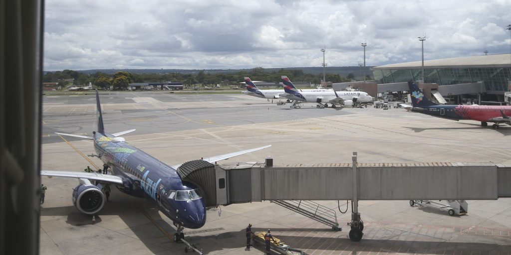 Avião supera ônibus como segundo meio mais comum de viagens