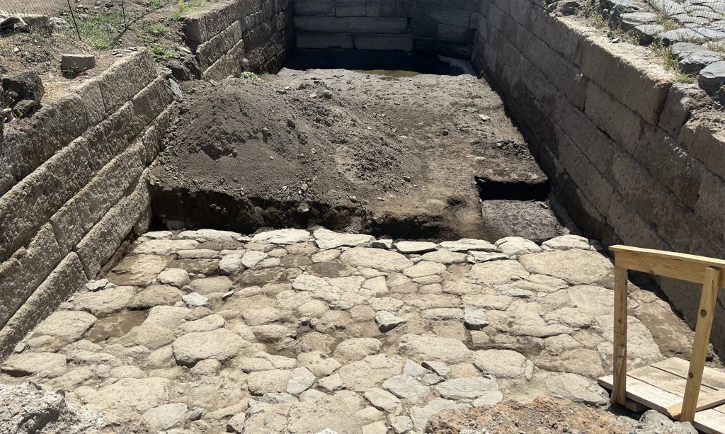 Bacia de pedra monumental revela segredos da engenharia e política