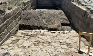 Bacia de pedra monumental revela segredos da engenharia e política