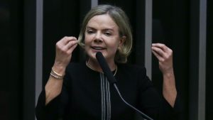 Bancada do PT critica operação no Rio e Gleisi cobra