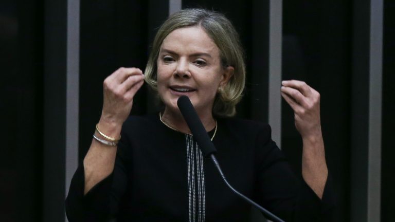 Bancada do PT critica operação no Rio e Gleisi cobra