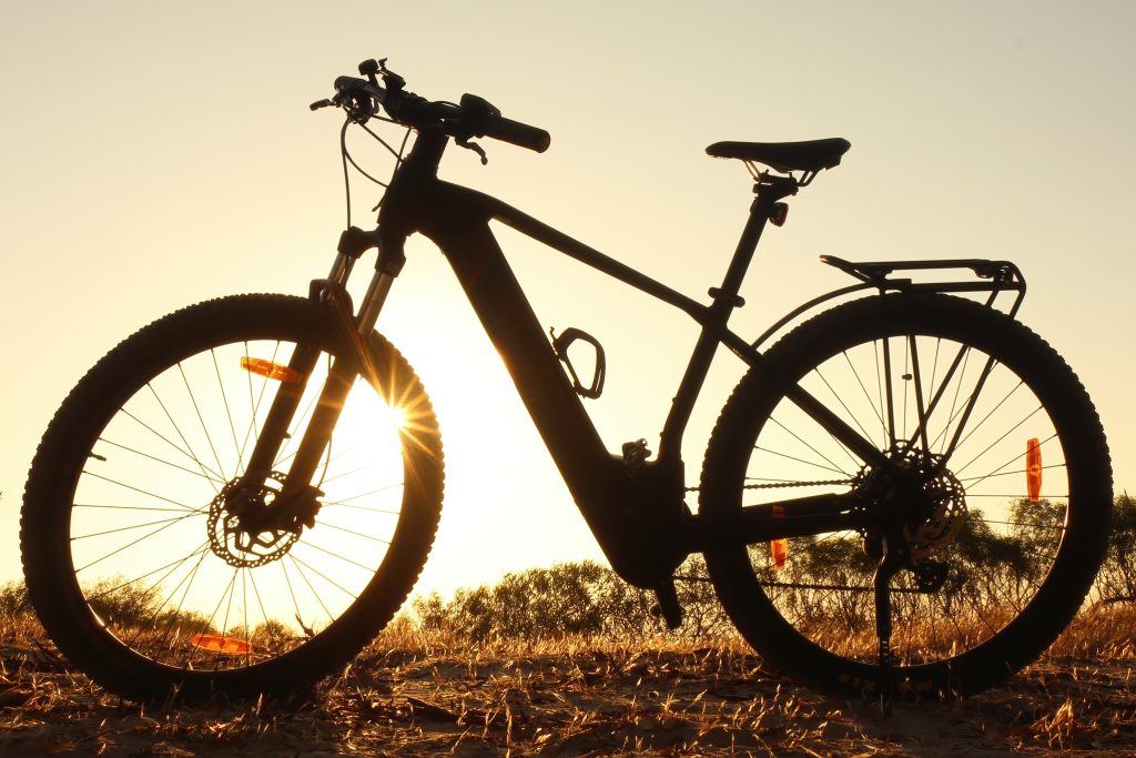 Bateria de bicicleta elétrica explode e destrói apartamento no RJ