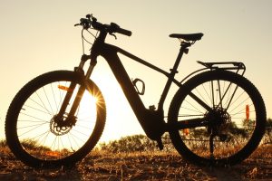 Bateria de bicicleta elétrica explode e destrói apartamento no RJ