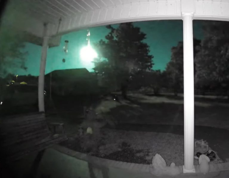 Bola de fogo verde cruzou o céu do sul dos