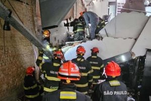 Bombeiros confirmam morte de vítima após desabamento em restaurante de