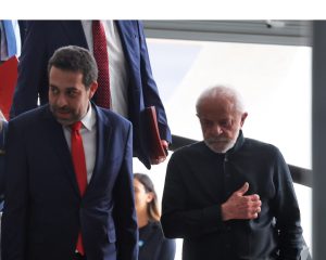 Boulos dá tom de campanha a posse como ministro de