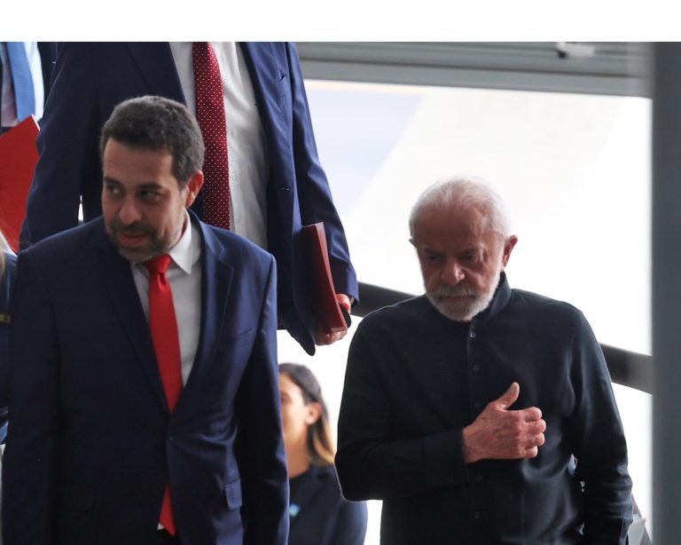 Boulos dá tom de campanha a posse como ministro de