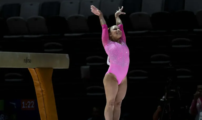 Brasil encerra Mundial de Ginástica sem medalhas; Flávia Saraiva fica