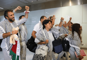 Brasileiros da flotilha humanitária retornam ao Brasil e denunciam crimes