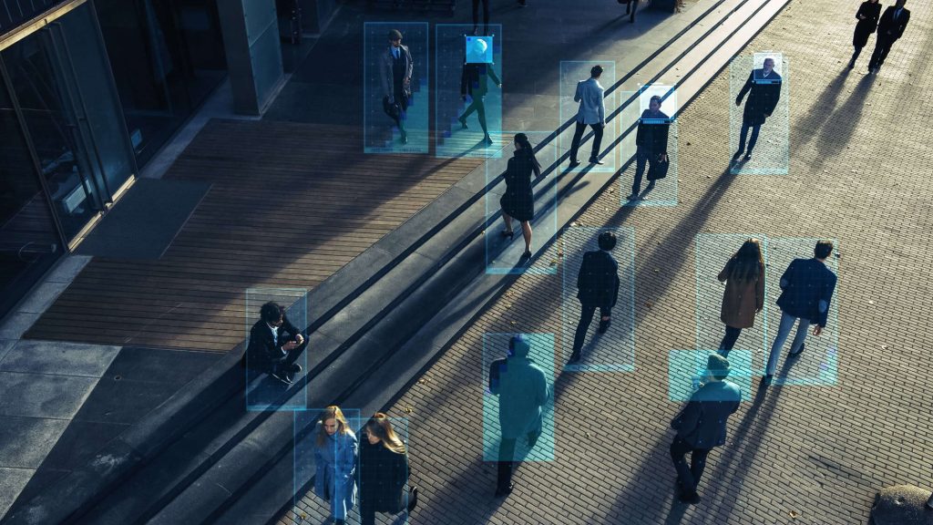 Câmeras em totens urbanos geram alerta sobre privacidade