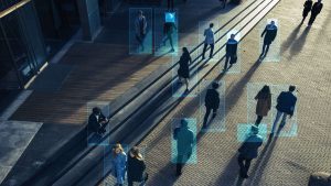 Câmeras em totens urbanos geram alerta sobre privacidade