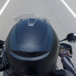 Capacete com Bluetooth dá multa? O que diz a lei