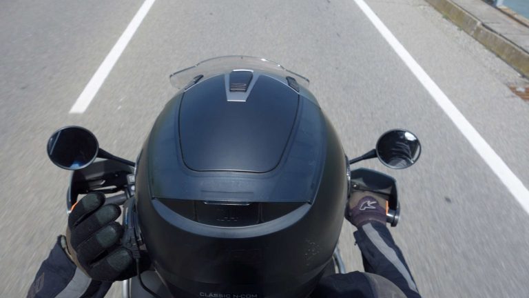 Capacete com Bluetooth dá multa? O que diz a lei