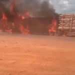 Carreta com carga de eucalipto incendeia na Estrada do Arroz,