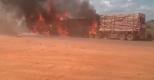 Carreta com carga de eucalipto incendeia na Estrada do Arroz,