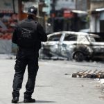 Castro homenageia policiais mortos um dia após operação vitimar 64