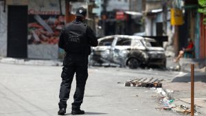 Castro homenageia policiais mortos um dia após operação vitimar 64